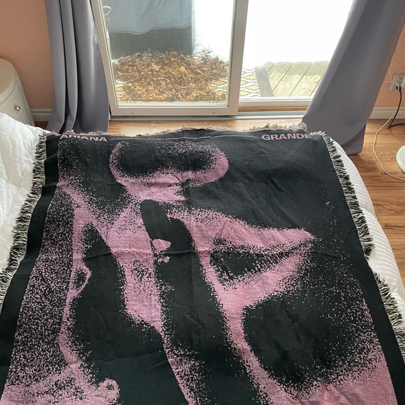 Ariana grande positions blanket! - Picture 3 of 7